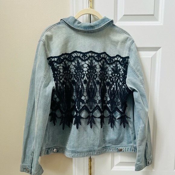 Like new Chico's size 2 light jean jacket with fun back design - Picture 4 of 6